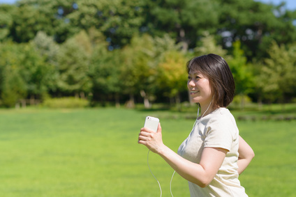 音楽を聴きながらウォーキングする女性